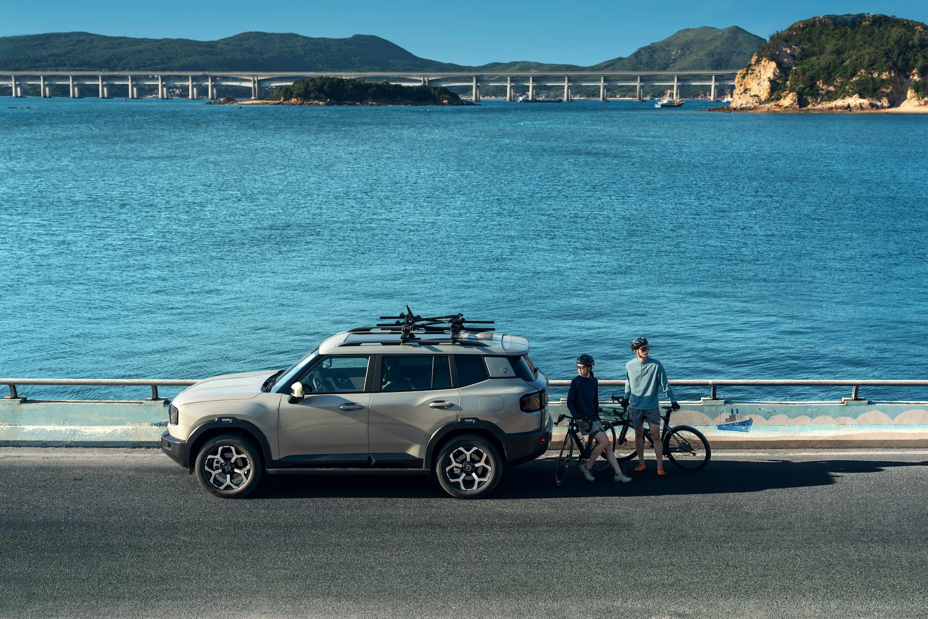 Rolls‑Royce Cullinan jako auto rodzinne: foteliki, wózki i bagażnik w praktyce Rolls-Royce Cullinan SUV nad morzem z rowerami przy bagażniku