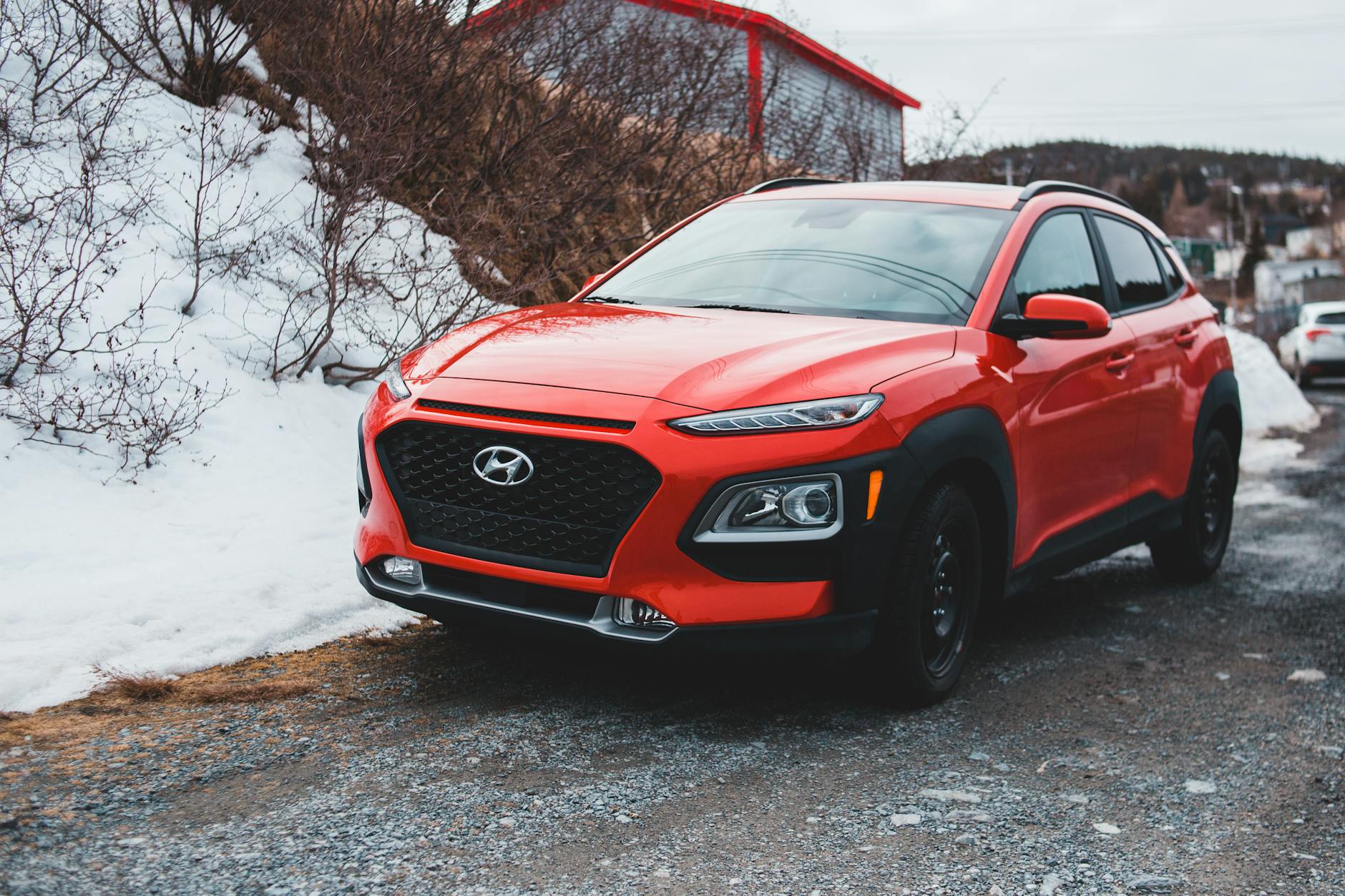 Ile naprawdę kosztuje roczne utrzymanie Subaru XV w mieście i w trasie Czerwony SUV Hyundai zaparkowany na śniegu na tle zimowego krajobrazu