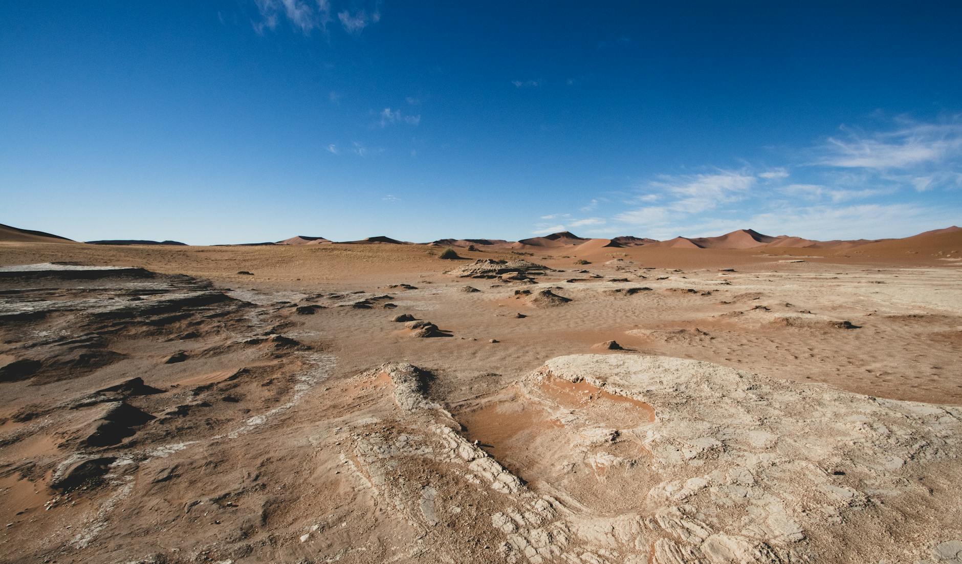 Pustynny krajobraz Namibii w regionie Hardap pod bezchmurnym niebem