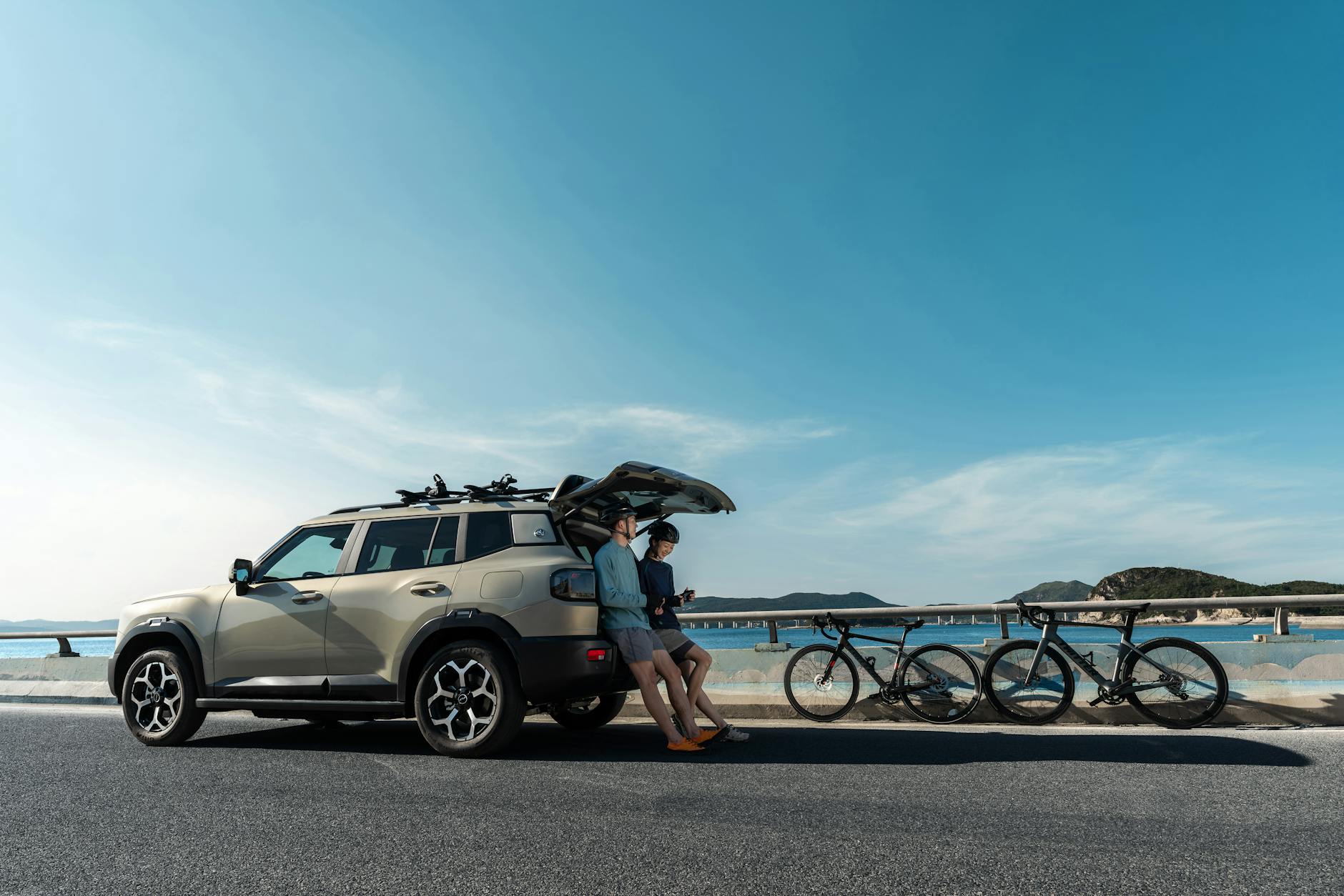 Toyota RAV4 jako auto rodzinne praktyczne porady przed długą trasą Toyota RAV4 z rowerami zaparkowana nad morzem przed rodzinną wyprawą