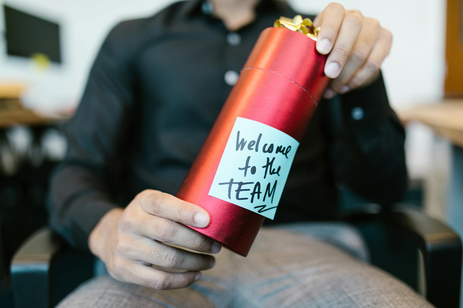 Czerwone pudełko prezentowe z karteczką Welcome to the team