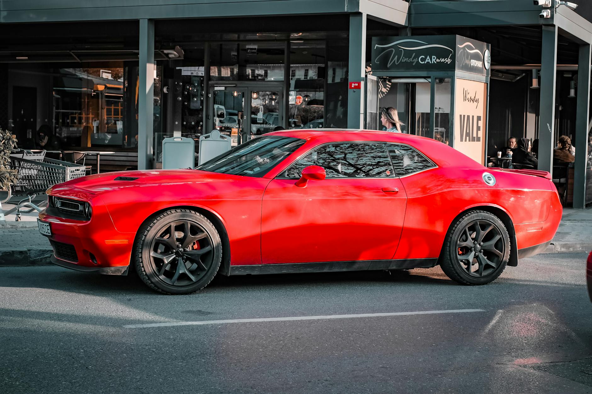 Czerwona Mazda sportowa Soul Red przed miejską myjnią samochodową