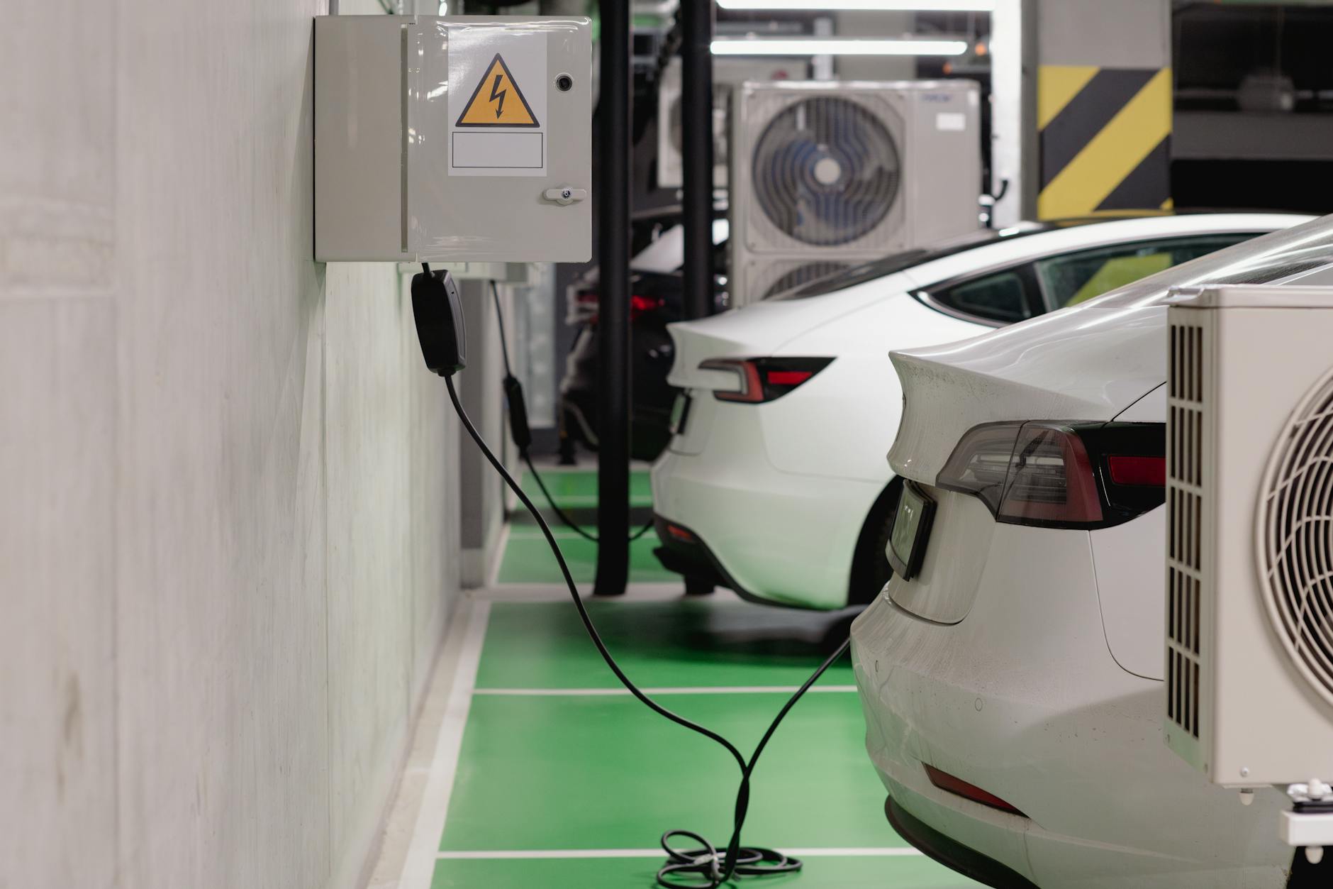 Elektryczne auta BYD ładujące się w nowoczesnym podziemnym garażu
