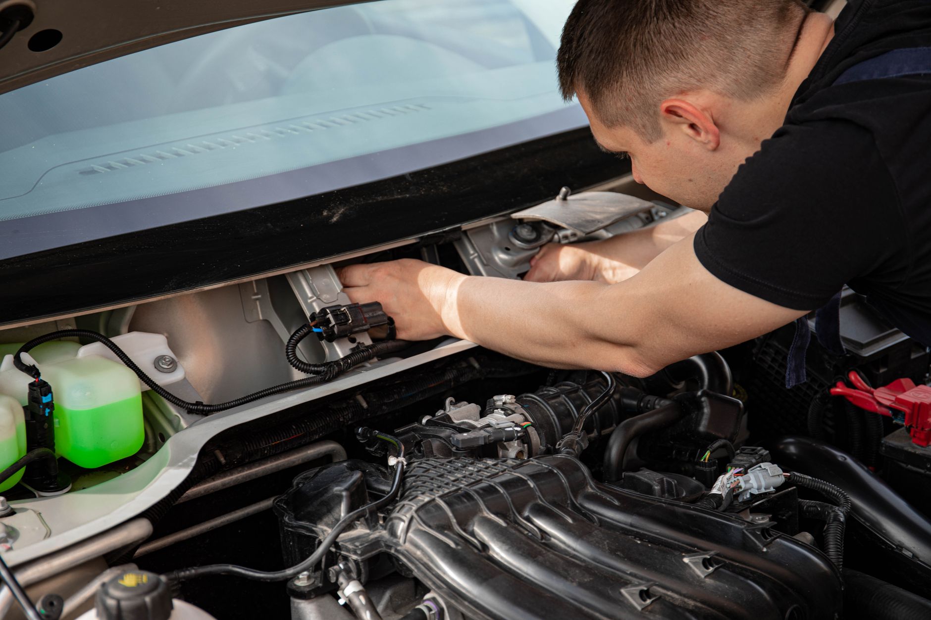 Mechanik naprawiający silnik Forda EcoBoost w warsztacie