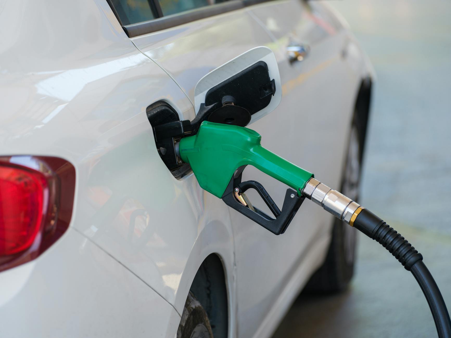 Najczęstsze błędy przy tankowaniu Changana benzyna gaz i diesel co może zabić wtryski i pompę paliwa Zielony pistolet do tankowania paliwa w białym samochodzie Changan