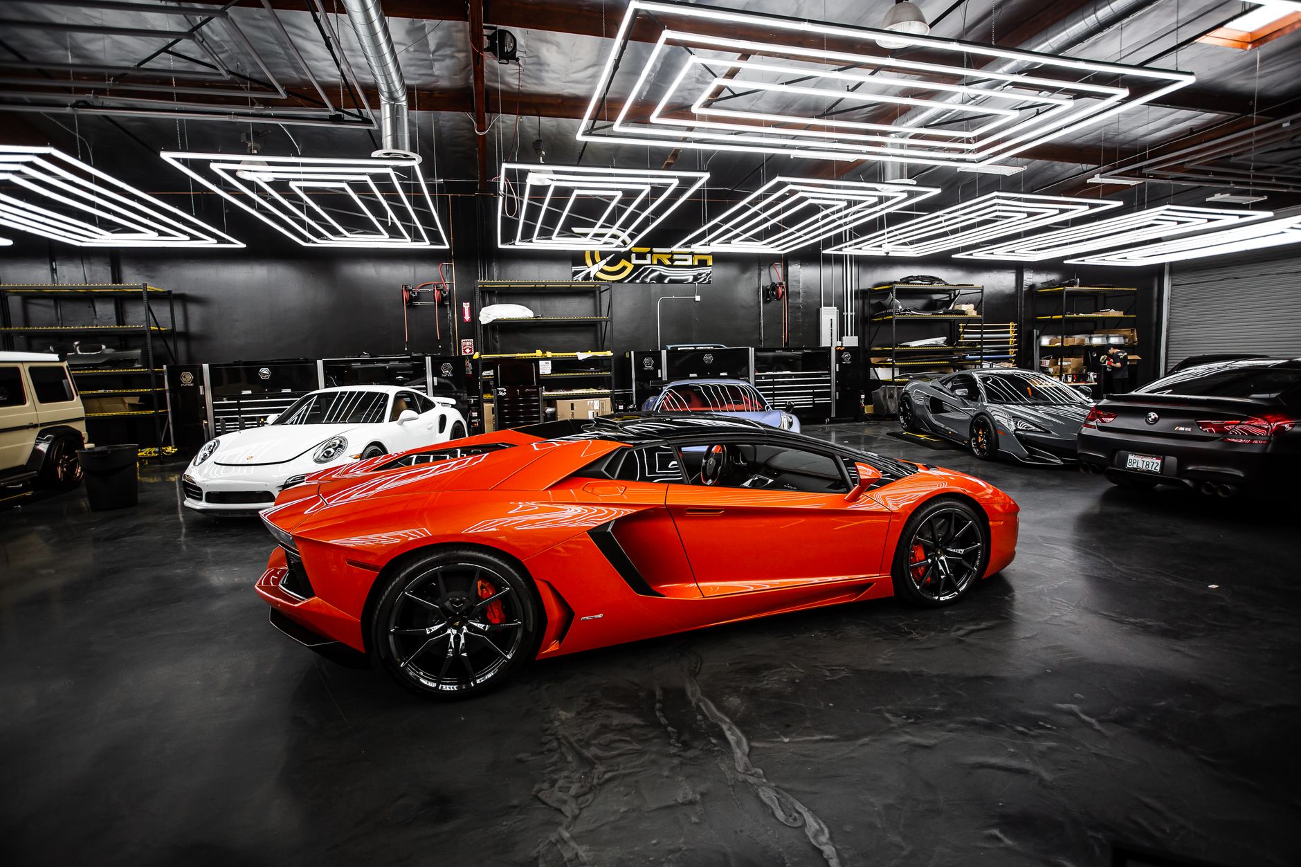 Luksusowe samochody sportowe Lamborghini w nowoczesnym, oświetlonym salonie show